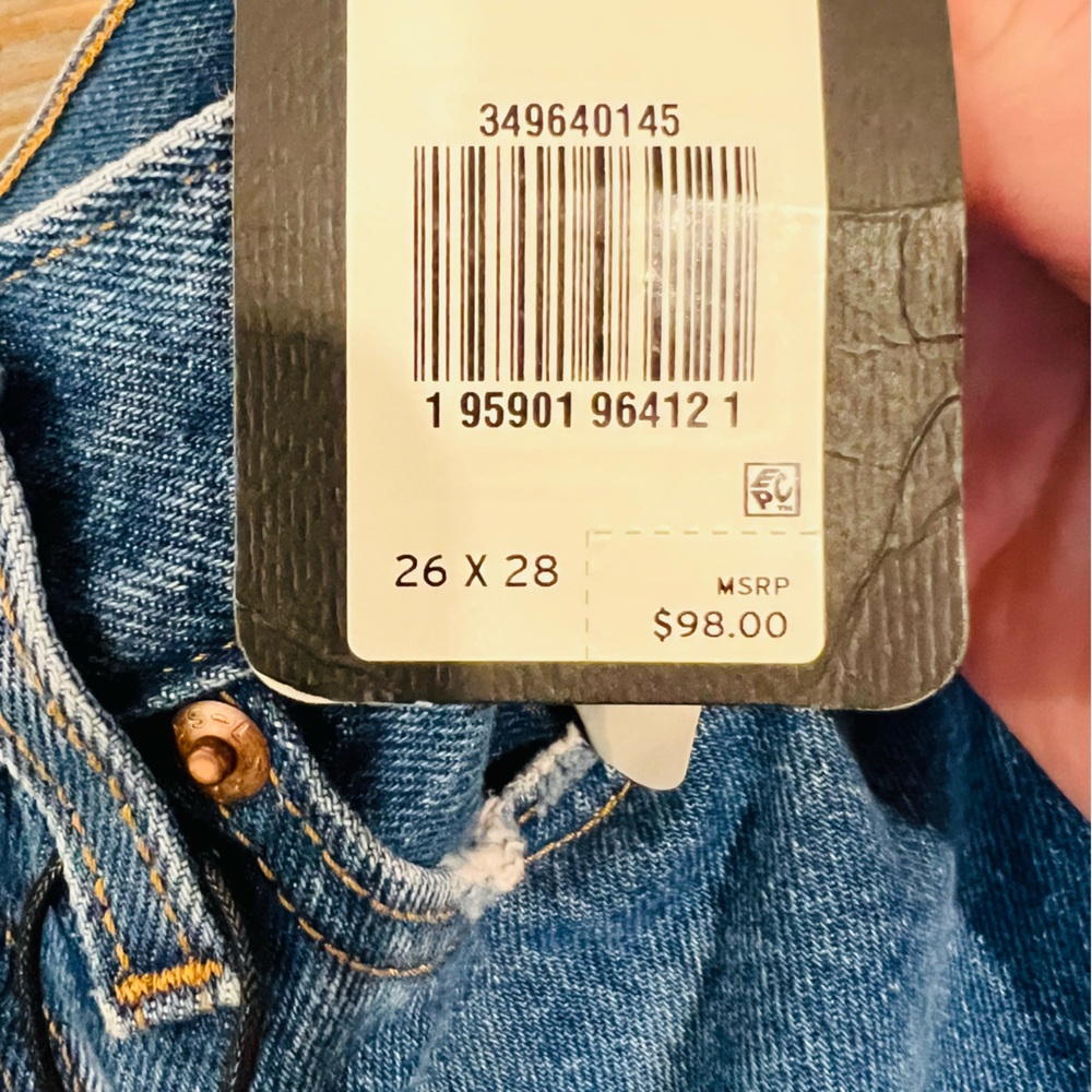 NWT Levi’s Premium Wedgie Straight Distressed Jeans - Picture 7 of 8